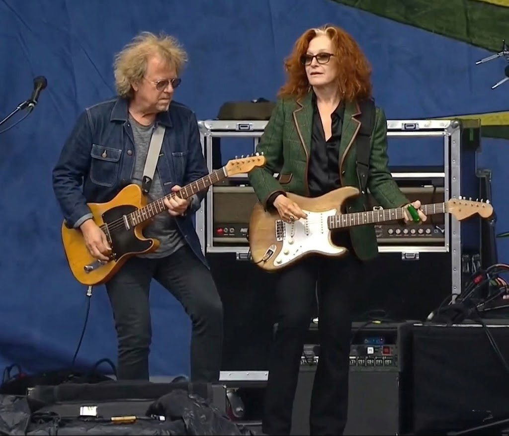 AT 66, BONNIE RAITT DIDN’T JUST COVER A HIT—SHE RECLAIMED AN EMPIRE  Under the heavy, humid New Orleans sky at Jazz Fest 2016, a legend stepped into unfamiliar territory. Armed with her signature slide guitar, she didn’t look back at her four-decade legacy; she reinvented it.